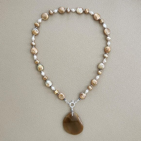 GOLD PEARL MIX NECKLACE W/ AGATE DROP--18" - Picture 2 of 2